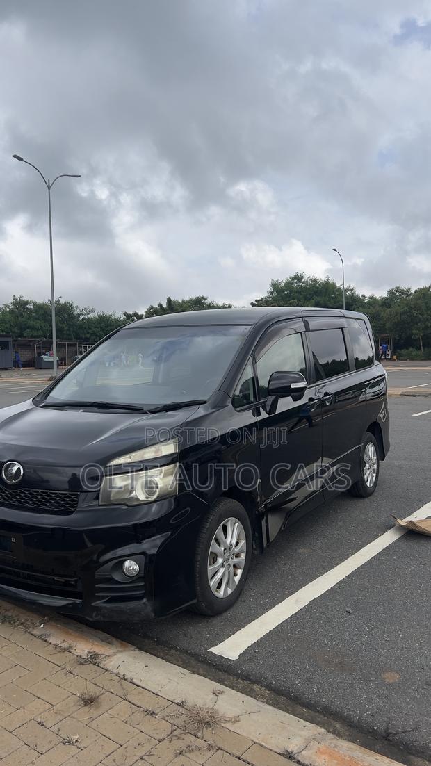 Toyota Voxy 2010 Black