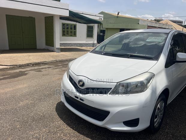 Toyota Vitz 1.3 FWD 5dr 2012 Silver