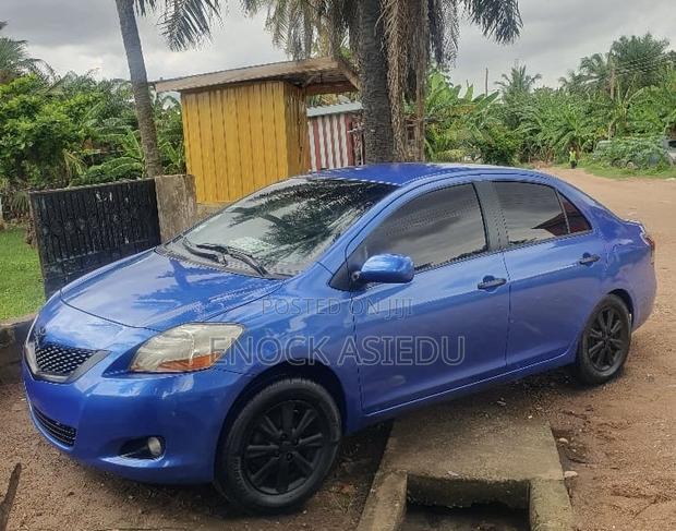 Toyota Yaris Base Sedan 4dr 2011 Blue