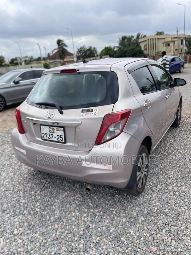 Toyota Vitz 2013 Silver