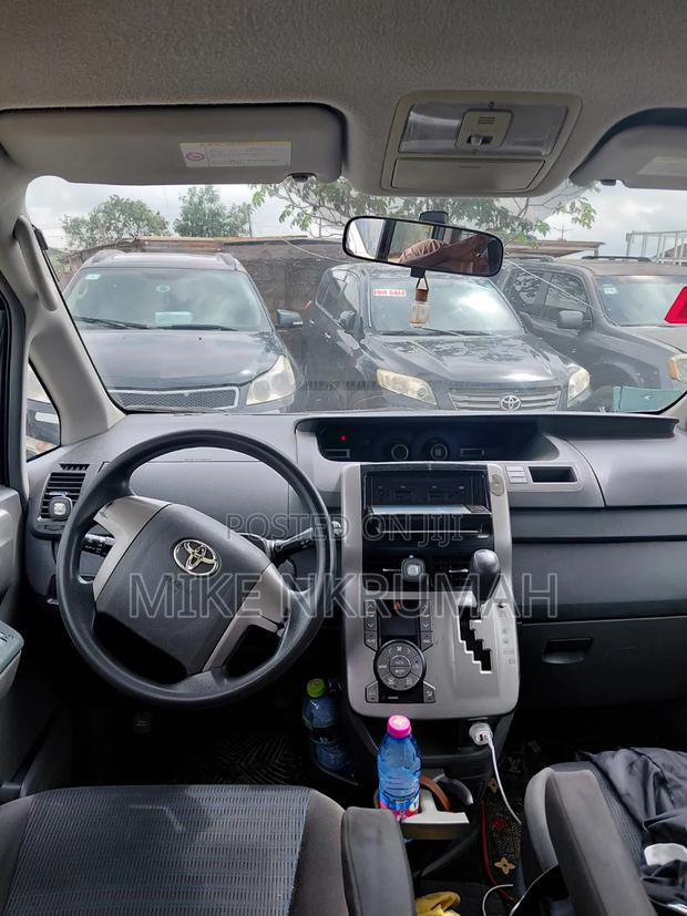 Toyota Voxy 2010 Black