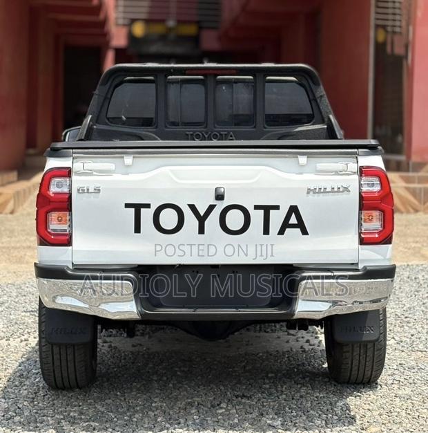 Toyota Hilux 2018 White