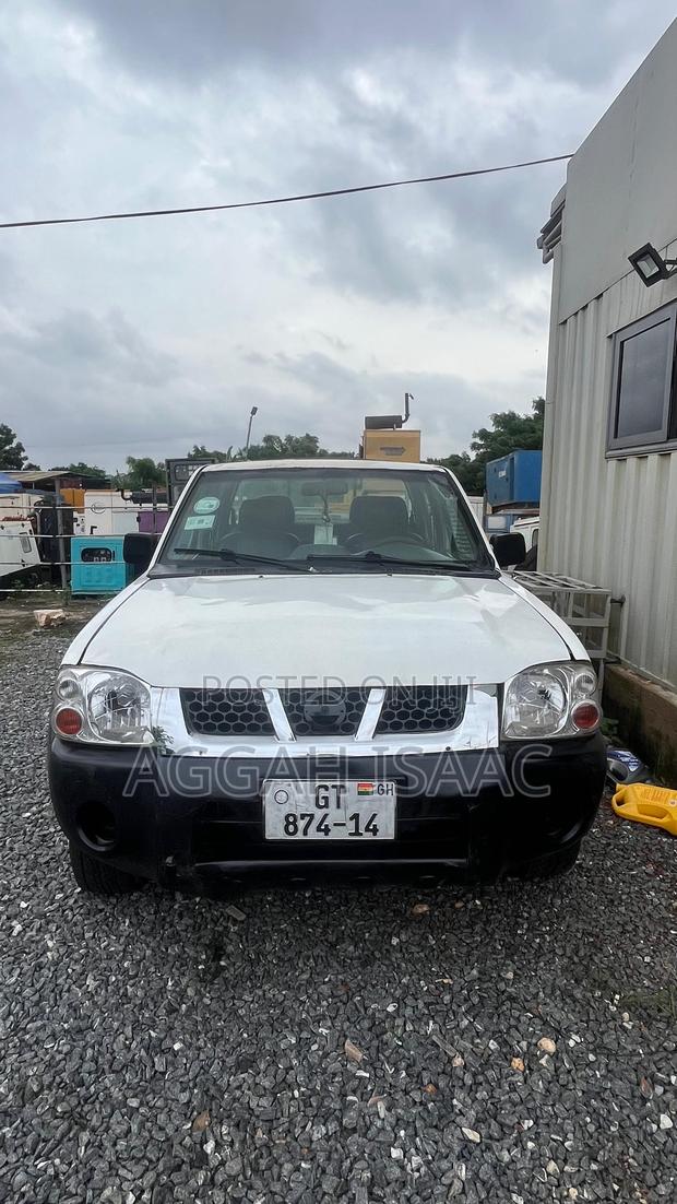 Nissan Hardbody 2014 White