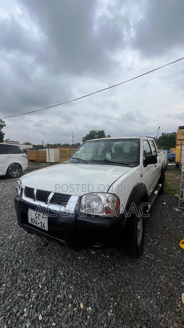Nissan Hardbody 2014 White