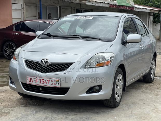 Toyota Yaris Base Sedan 4dr 2010 Silver