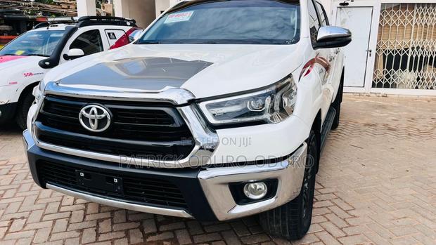 Toyota Hilux 2025 White