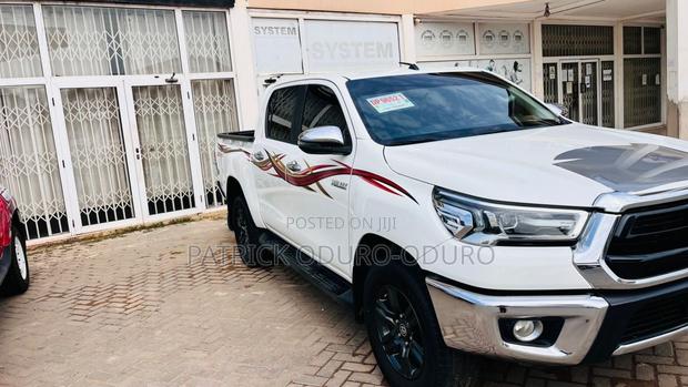 Toyota Hilux 2025 White