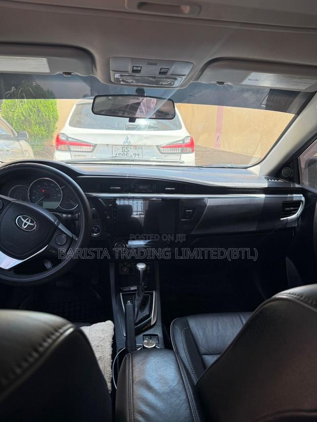 Toyota Corolla LE Eco (1.8L 4cyl 2A) 2018 Ivory