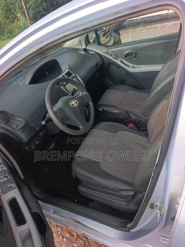 Toyota Vitz 2010 Silver