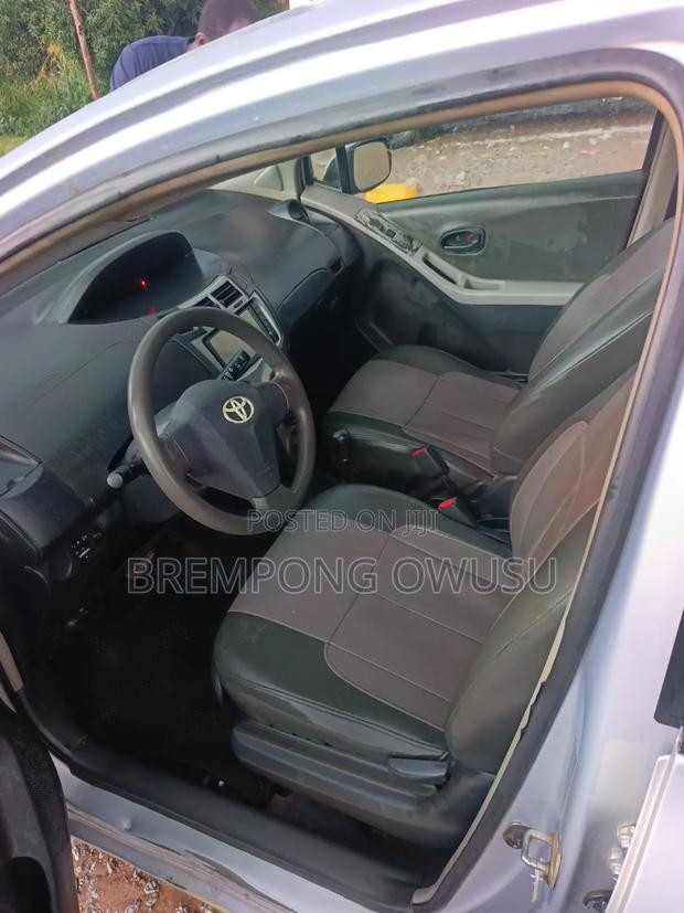 Toyota Vitz 2010 Silver