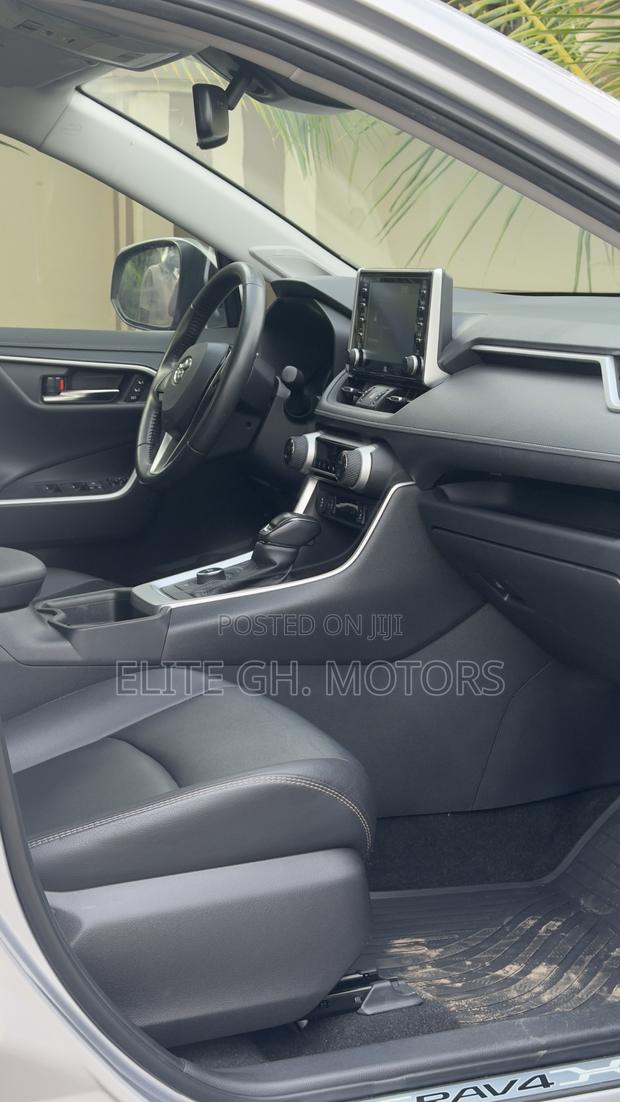 Toyota RAV4 2024 Silver