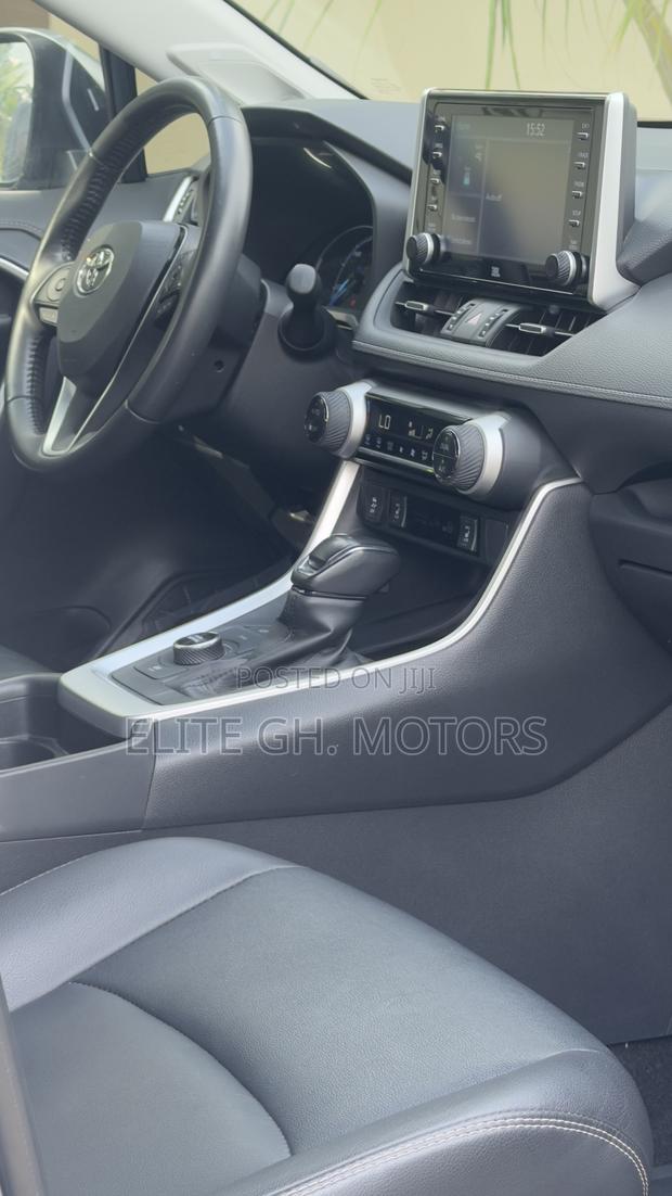 Toyota RAV4 2024 Silver