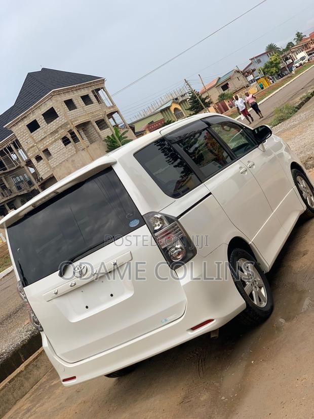 Toyota Voxy 2010 White