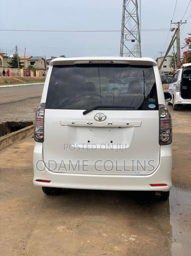 Toyota Voxy 2010 White
