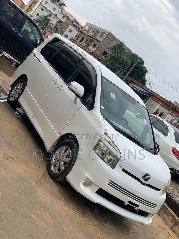 Toyota Voxy 2010 White