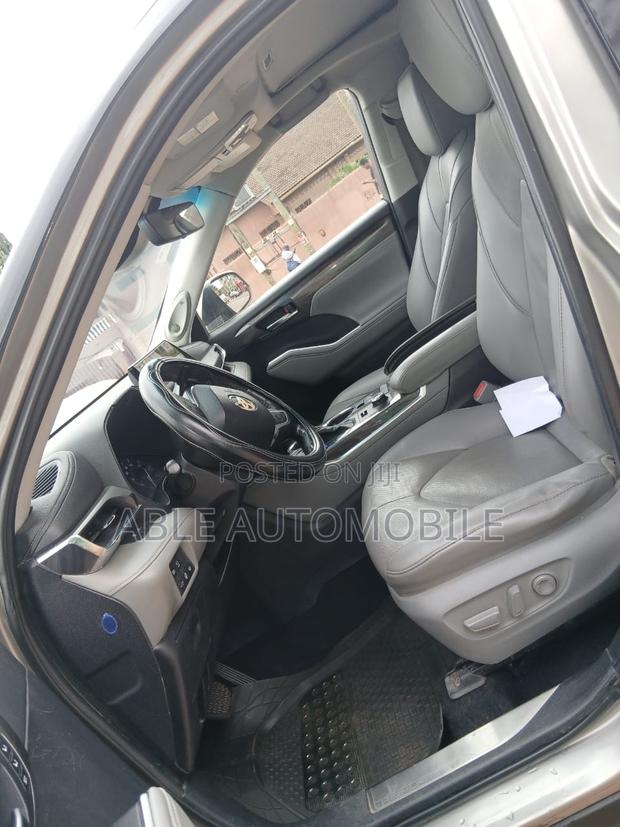 Toyota Highlander Limited AWD 2023 Silver