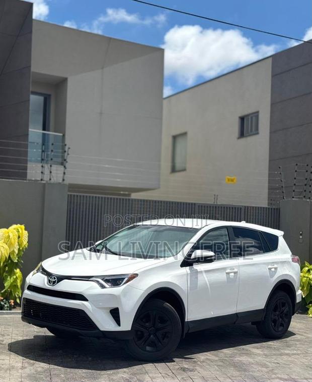 Toyota RAV4 LE FWD (2.5L 4cyl 6A) 2017 White