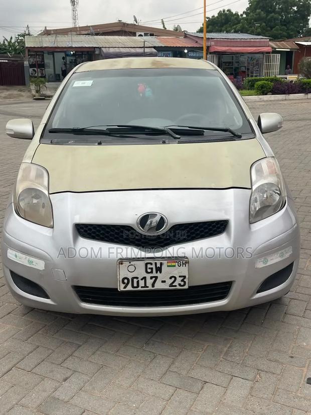 Toyota Vitz 2010 Silver