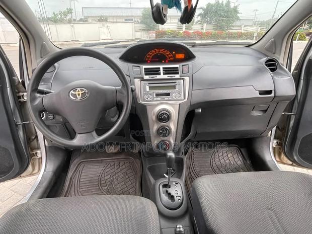 Toyota Vitz 2010 Silver
