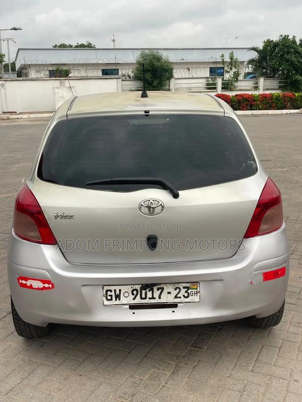 Toyota Vitz 2010 Silver