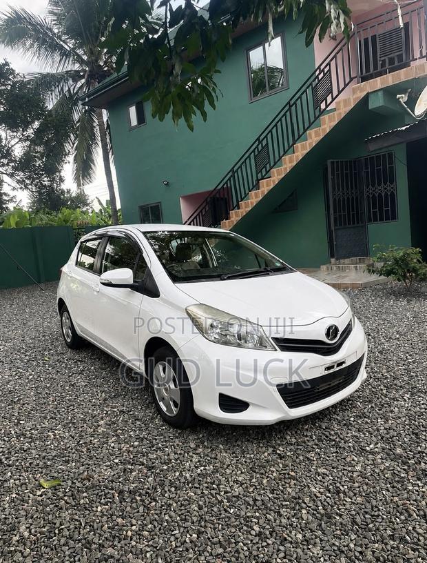 Toyota Vitz 1.3 FWD 3dr 2012 Pearl