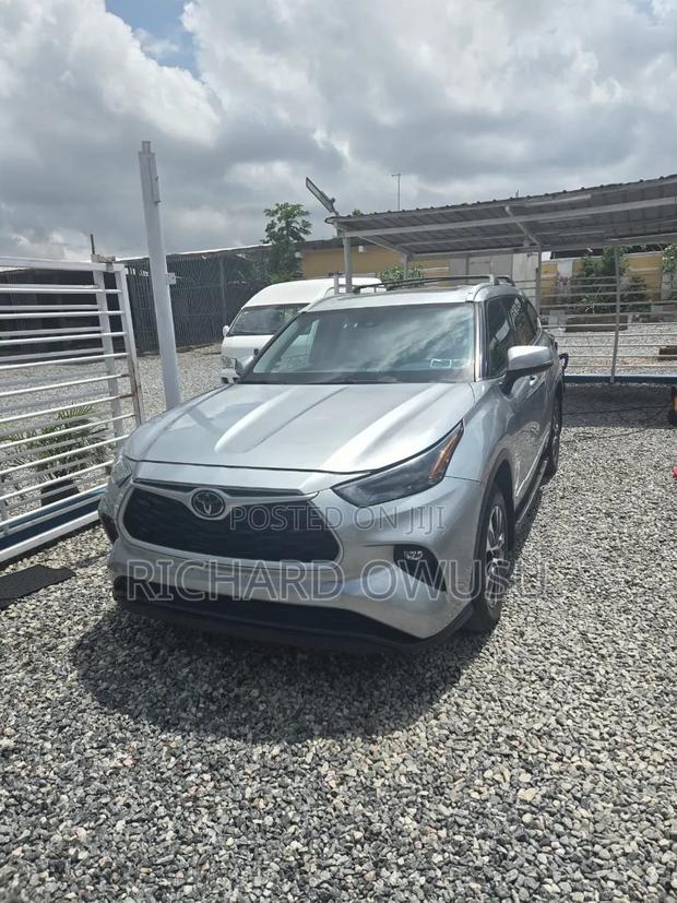 Toyota Highlander 2022 Silver