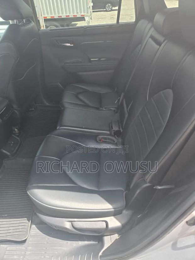 Toyota Highlander 2022 Silver