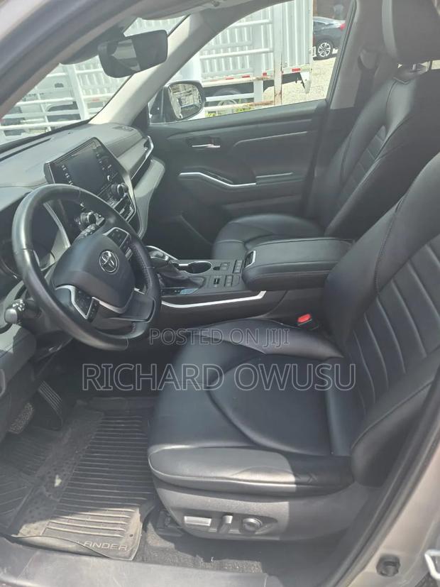 Toyota Highlander 2022 Silver