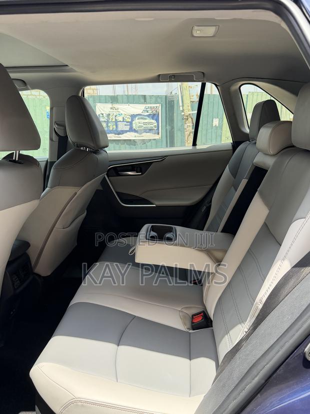 Toyota RAV4 XLE Premium AWD 2024 Blue