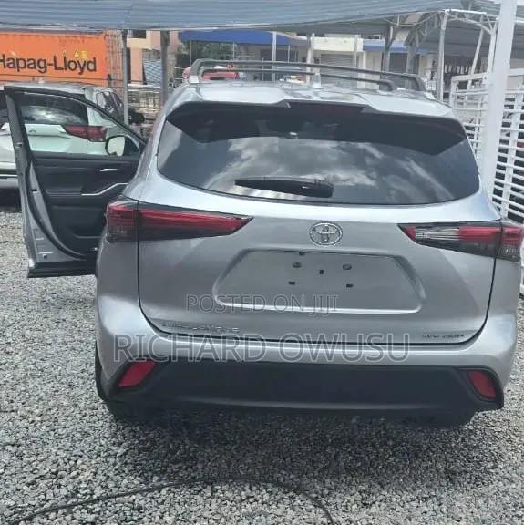 Toyota Highlander 2022 Silver