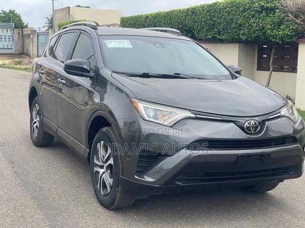Toyota RAV4 LE 4dr SUV (2.5L 4cyl 6A) 2018 Gray