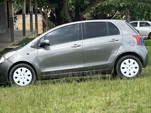 Toyota Vitz 2009 Gray
