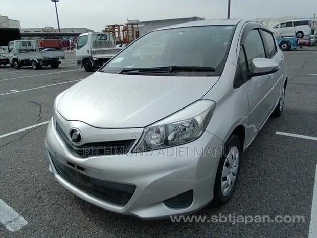 Toyota Vitz 2014 Silver