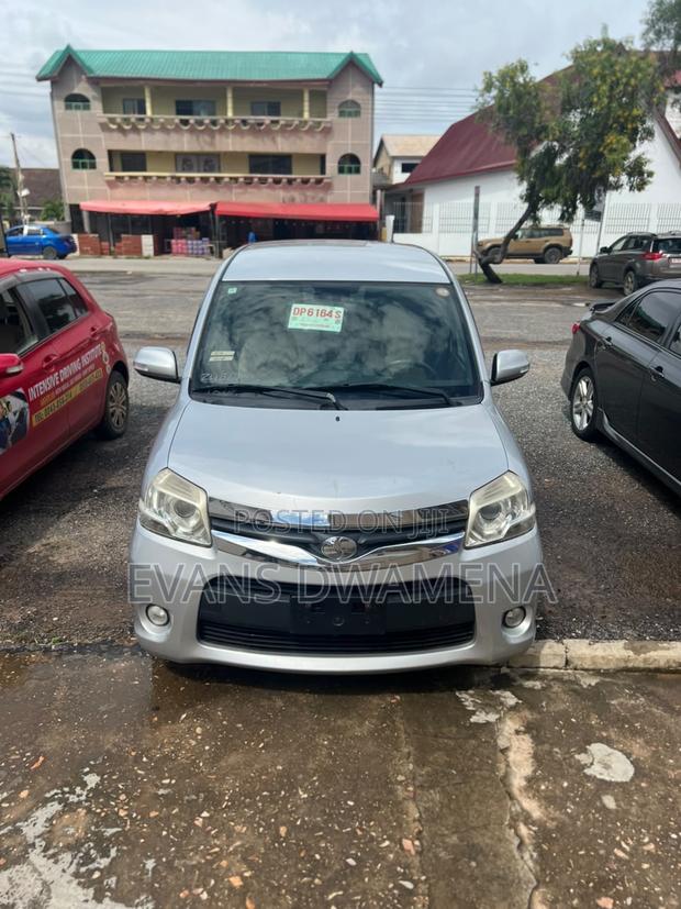 Toyota Sienta 1.5 AWD 2014 Silver