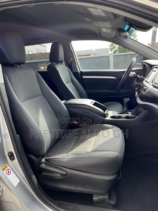 Toyota Highlander LE 2019 Silver