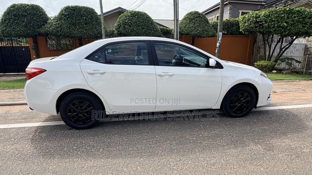 Toyota Corolla L (1.8L 4cyl 2A) 2018 White