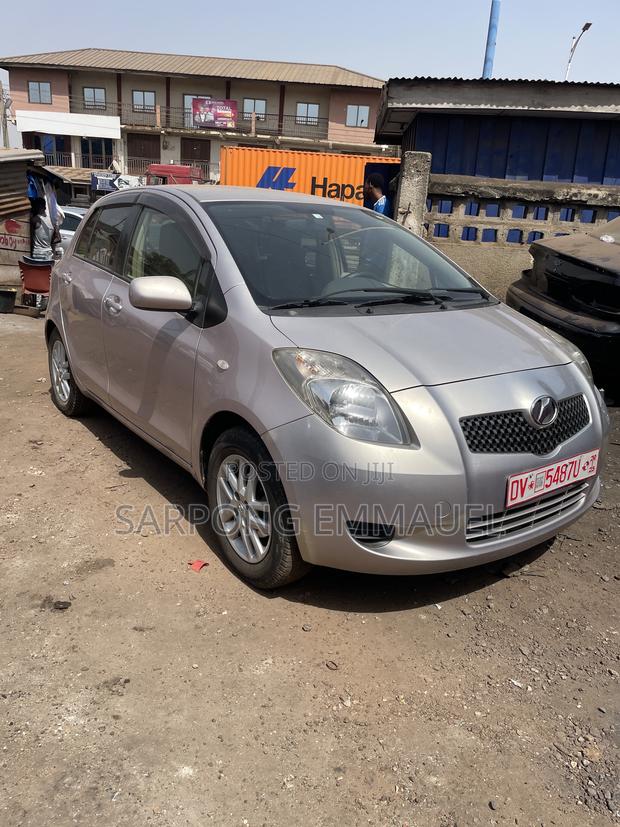 Toyota Vitz 2010 Silver