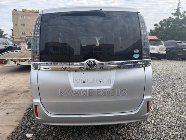 Toyota Voxy 2016 Silver