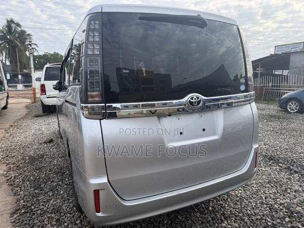 Toyota Voxy 2016 Silver