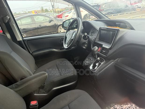 Toyota Voxy 2016 Silver