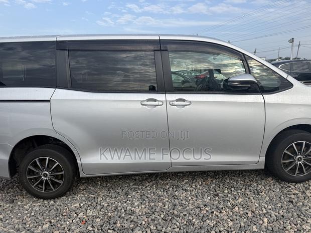 Toyota Voxy 2016 Silver