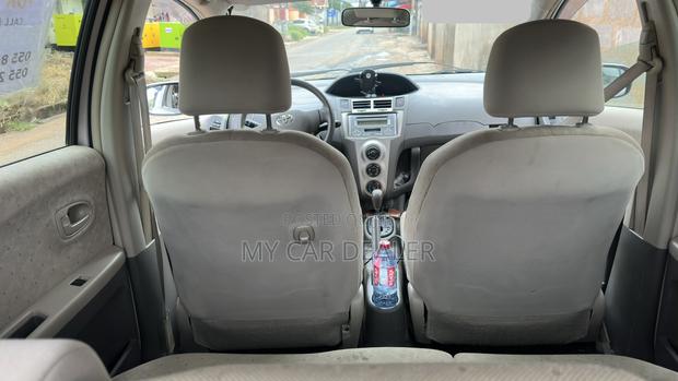 Toyota Yaris Base Hatchback 5dr 2010 Silver