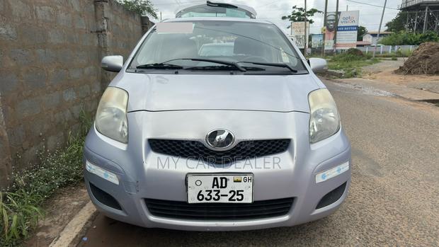 Toyota Yaris Base Hatchback 5dr 2010 Silver