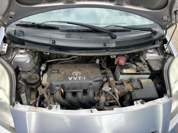 Toyota Yaris Base Hatchback 5dr 2010 Silver