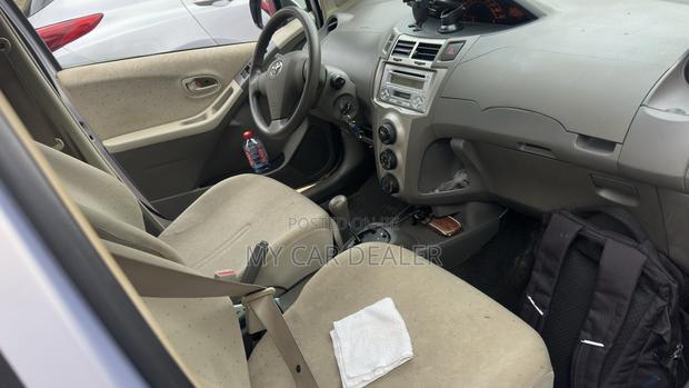 Toyota Yaris Base Hatchback 5dr 2010 Silver