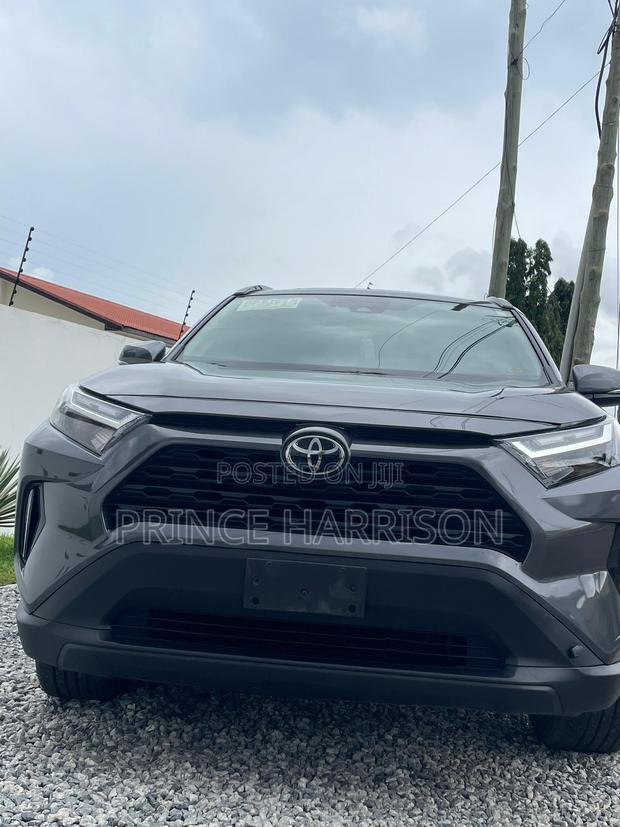 Toyota RAV4 XLE Premium 2026 Gray