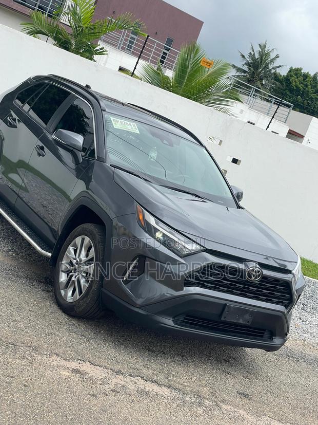 Toyota RAV4 XLE Premium 2026 Gray