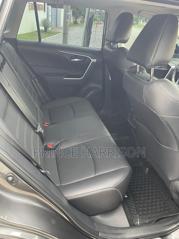 Toyota RAV4 XLE Premium 2026 Gray