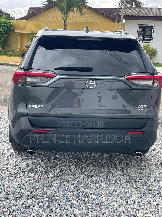 Toyota RAV4 XLE Premium 2026 Gray