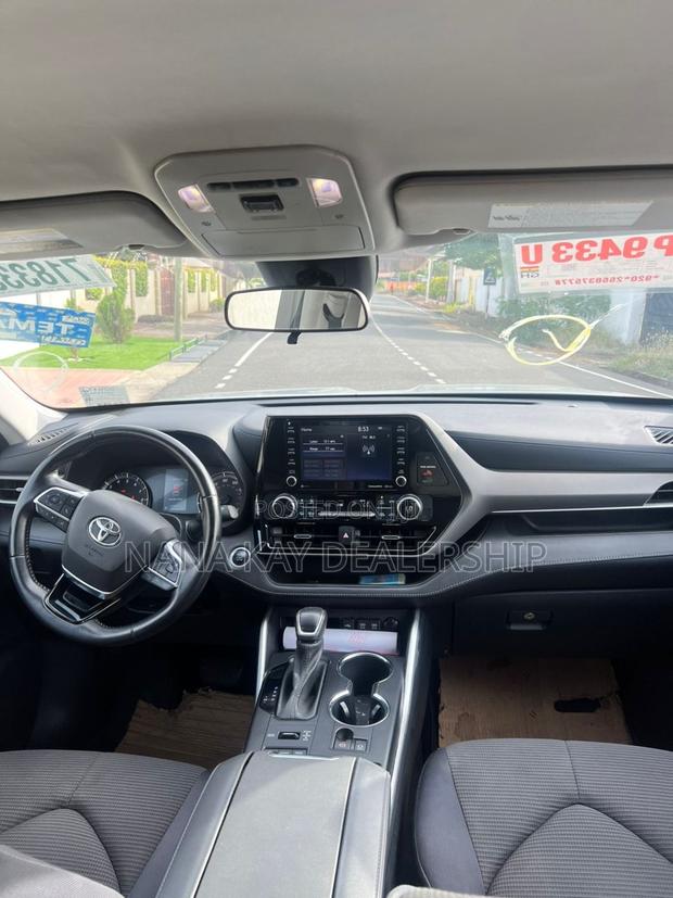 Toyota Highlander LE 2021 Silver